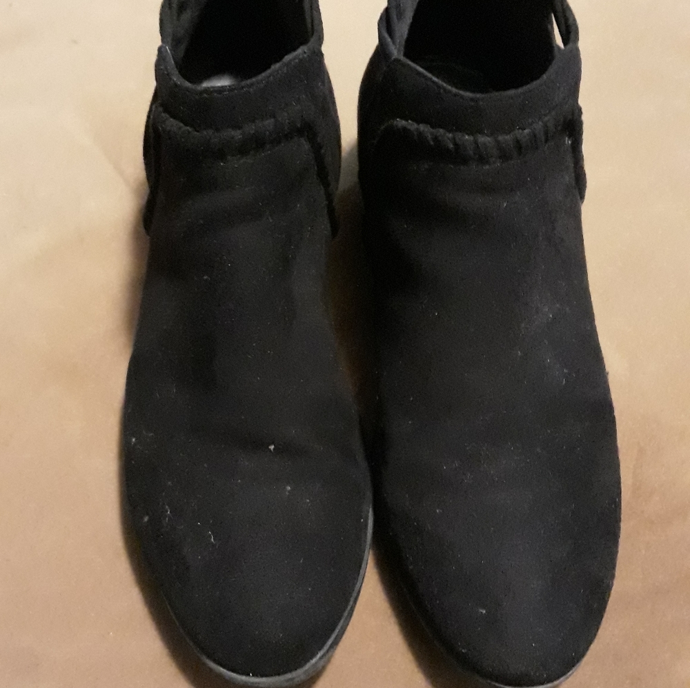 Black heel boots